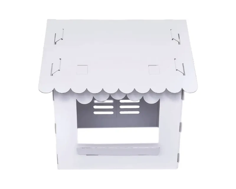 Duży domek kolorowanka z tektury 5-warstwowej przestronna konstrukcja, bez nadruku. Z otwieranymi drzwiami i oknami. Zapewnia kreatywną i bezpieczną rozrywkę dla dzieci.