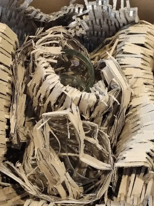 Wypełniacz wykonany z tektury o różnych rozmiarach i gramaturze. Dodatkowa ochrona dla przedmiotów. Zapewnia wysoką odporność na uszkodzenia mechaniczne. To praktyczna i przyjazna środowisku alternatywa dla plastikowych i sylikonowych wypełnień.