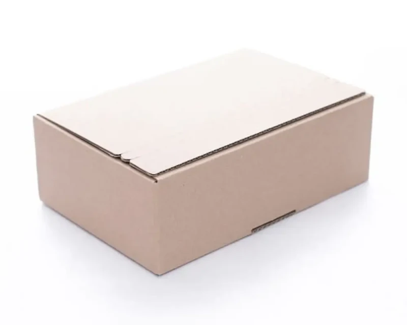 Zdjęcie przedstawia karton fasonowy z automatycznym dnem i dwoma paskami klejowymi. Opakowanie wykonane z 3-warstwowej tektury falistej w kolorze szarym. Automatyczne dno skraca czas pakowania produktów.