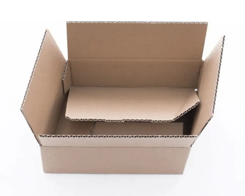 Szare, kartonowe pudełko o wymiarach zewnętrznych 200x150x80 mm, wyposażone w praktyczne, automatyczne dno. Wykonane z 3-warstwowej tektury. Pudełko zapewnia estetyczne i szybkie pakowanie.