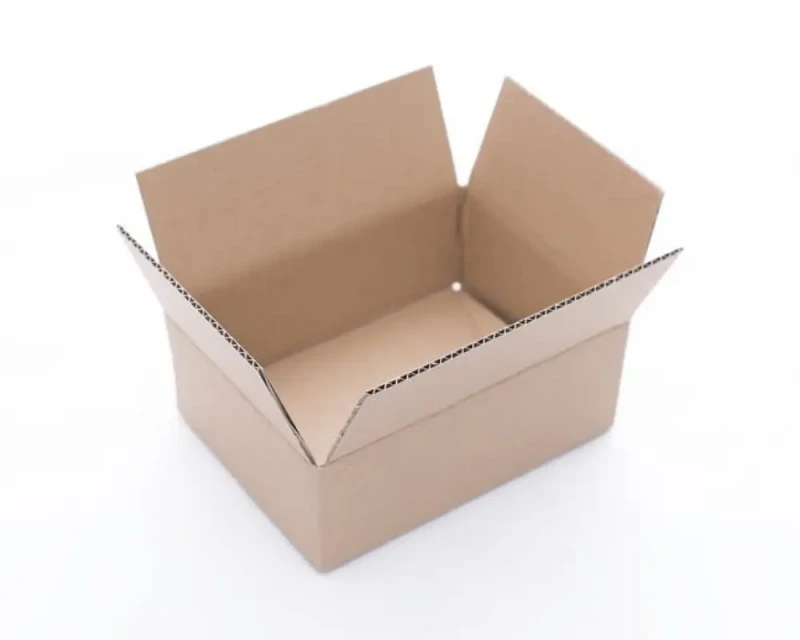 Szare, kartonowe pudełko o wymiarach zewnętrznych 200x150x80 mm, wyposażone w praktyczne, automatyczne dno. Wykonane z 3-warstwowej tektury. Pudełko zapewnia estetyczne i szybkie pakowanie.