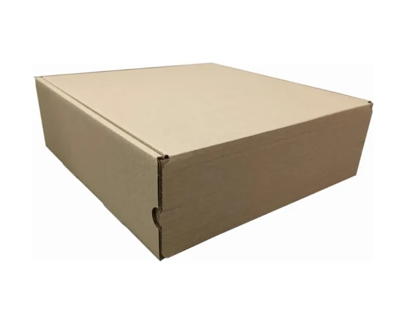Karton fasonowy o wymiarach 305x305x100mm, wykonany z 3-warstwowej tektury szarej. Pudełko posiada pasek klejowy i zrywkę, które umożliwiają szybkie, estetyczne pakowanie i łatwe otwieranie opakowania.