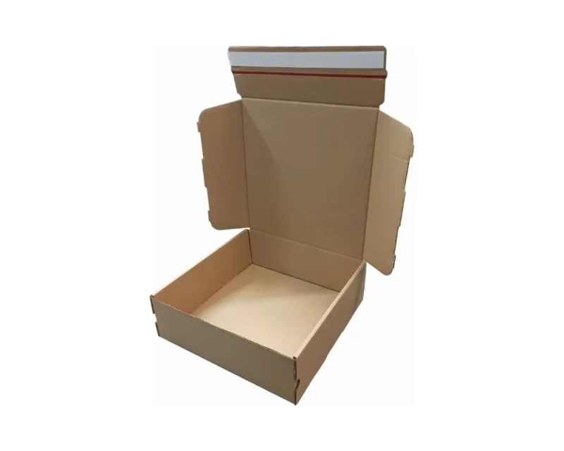Karton fasonowy o wymiarach 305x305x100mm, wykonany z 3-warstwowej tektury szarej. Pudełko posiada pasek klejowy i zrywkę, które umożliwiają szybkie, estetyczne pakowanie i łatwe otwieranie opakowania.