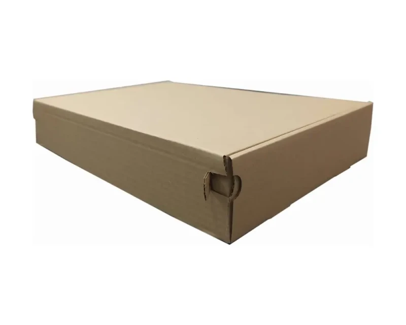 Szary karton fasonowy o wymiarach 450x300x80mm. Wykonane z wytrzymałej 3-warstwowej tektury z fali B. Opakowanie posiada pasek klejowy hot-melt, zrywkę i konstrukcję łatwą do złożenia.