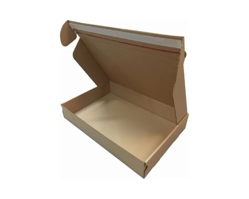 Szary karton fasonowy o wymiarach 450x300x80mm. Wykonane z wytrzymałej 3-warstwowej tektury z fali B. Opakowanie posiada pasek klejowy hot-melt, zrywkę i konstrukcję łatwą do złożenia.