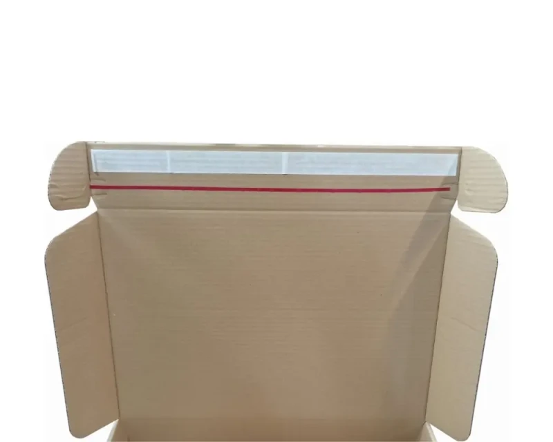 Szary karton fasonowy o wymiarach 450x300x80mm. Wykonane z wytrzymałej 3-warstwowej tektury z fali B. Opakowanie posiada pasek klejowy hot-melt, zrywkę i konstrukcję łatwą do złożenia.