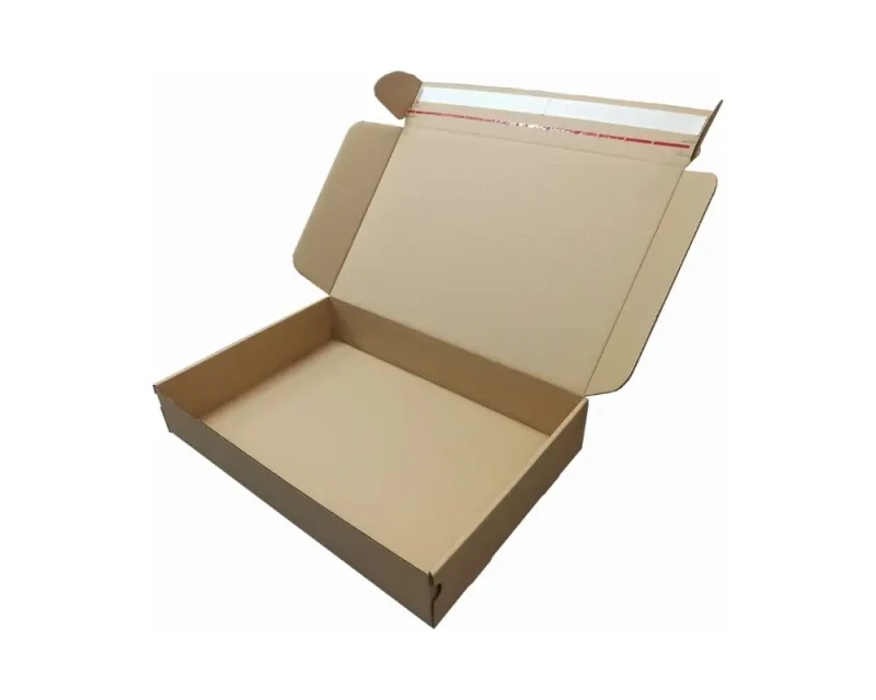 Szary karton fasonowy o wymiarach 450x300x80mm. Wykonane z wytrzymałej 3-warstwowej tektury z fali B. Opakowanie posiada pasek klejowy hot-melt, zrywkę i konstrukcję łatwą do złożenia.