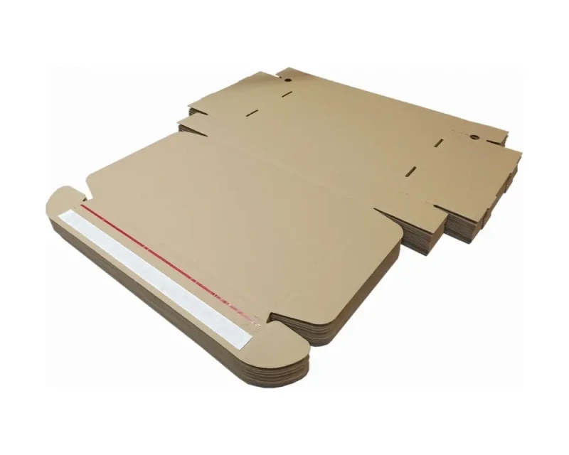 Szary karton fasonowy o wymiarach 450x300x80mm. Wykonane z wytrzymałej 3-warstwowej tektury z fali B. Opakowanie posiada pasek klejowy hot-melt, zrywkę i konstrukcję łatwą do złożenia.