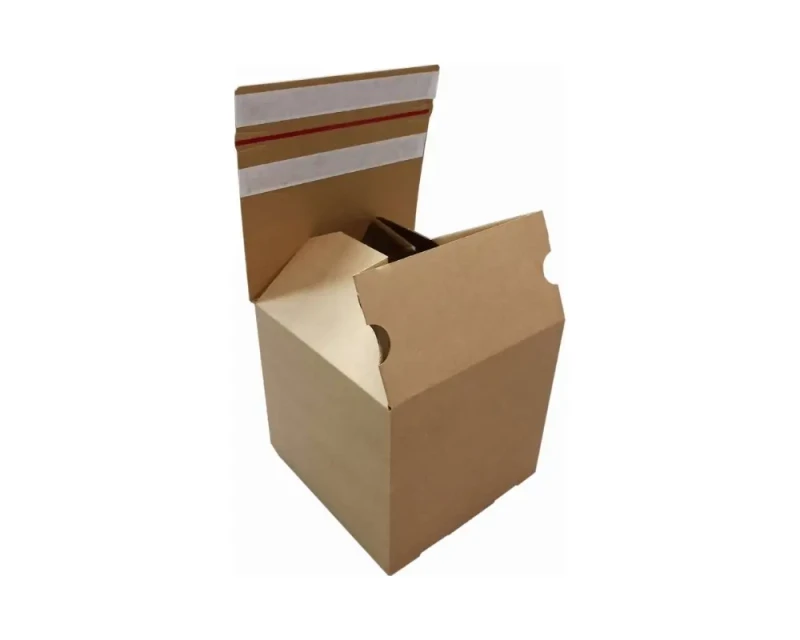 Karton z automatycznym dnem i dwoma paskami klejącymi o wymiarach 200x200x190mm. Karton wykonany jest z szarej, 3-warstwowej tektury falistej.  Widoczne są również dwa paski klejowe na klapie górnej oraz zrywka.
