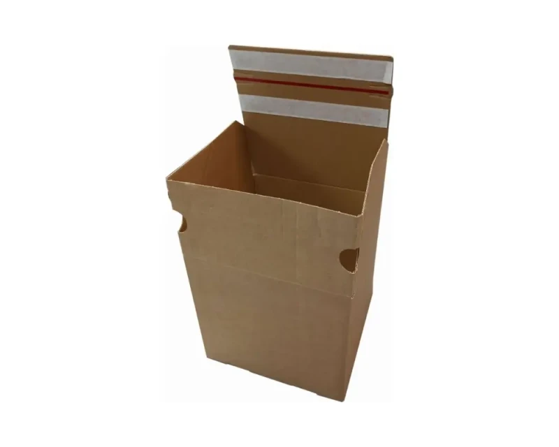 Karton z automatycznym dnem i dwoma paskami klejącymi o wymiarach 200x200x190mm. Karton wykonany jest z szarej, 3-warstwowej tektury falistej.  Widoczne są również dwa paski klejowe na klapie górnej oraz zrywka.
