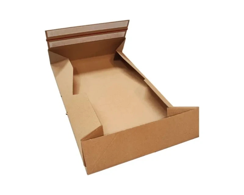 Pudełko o wymiarach 300x220x85mm. Karton wykonany jest z 3-warstwowej, szarej tektury falistej (fala E). Opakowanie posiada dwa paski klejowe oraz zrywkę. Nowoczesna konstrukcja zapewnia szybkie pakowanie.