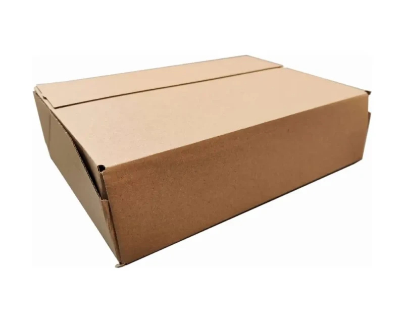 Pudełko o wymiarach 300x220x85mm. Karton wykonany jest z 3-warstwowej, szarej tektury falistej (fala E). Opakowanie posiada dwa paski klejowe oraz zrywkę. Nowoczesna konstrukcja zapewnia szybkie pakowanie.