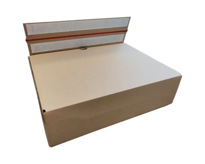 Pudełko o wymiarach 300x220x85mm. Karton wykonany jest z 3-warstwowej, szarej tektury falistej (fala E). Opakowanie posiada dwa paski klejowe oraz zrywkę. Nowoczesna konstrukcja zapewnia szybkie pakowanie.