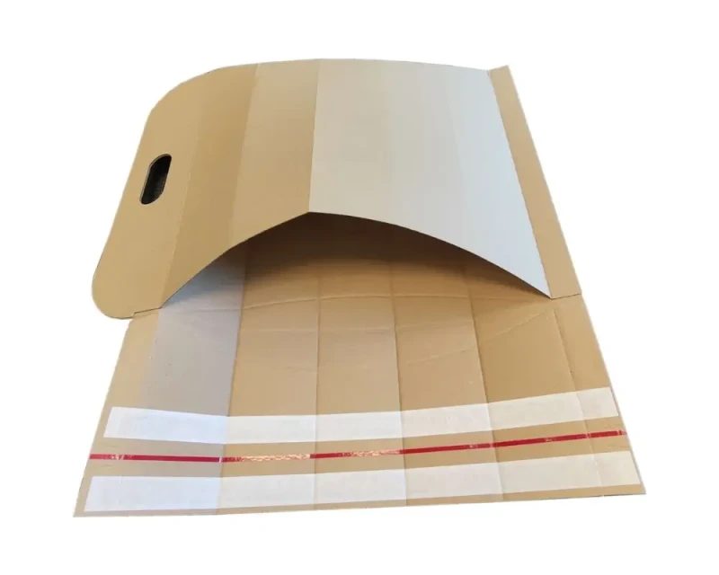 Szara torba kartonowa o wymiarach 420x400x85mm, wykonaną z tektury falistej 3-warstwowej. Opakowanie posiada dwa paski hot melt i zrywkę. Konstrukcja jest łatwa do złożenia i estetyczna.