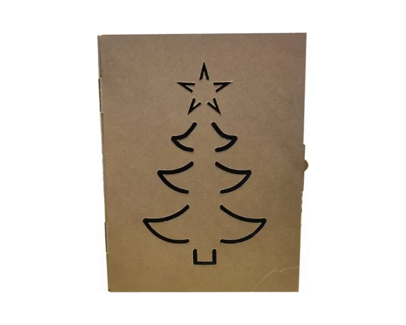 Karton ozdobny z wycięciem na wieku w kształcie choinki. Schludnie wykonany karton to idealne podkreślenie wyjątkowej zawartości. Nowatorska konstrukcja zapewni solidną ochronę zawartości oraz wygodę otwierania i zamykania opakowania.