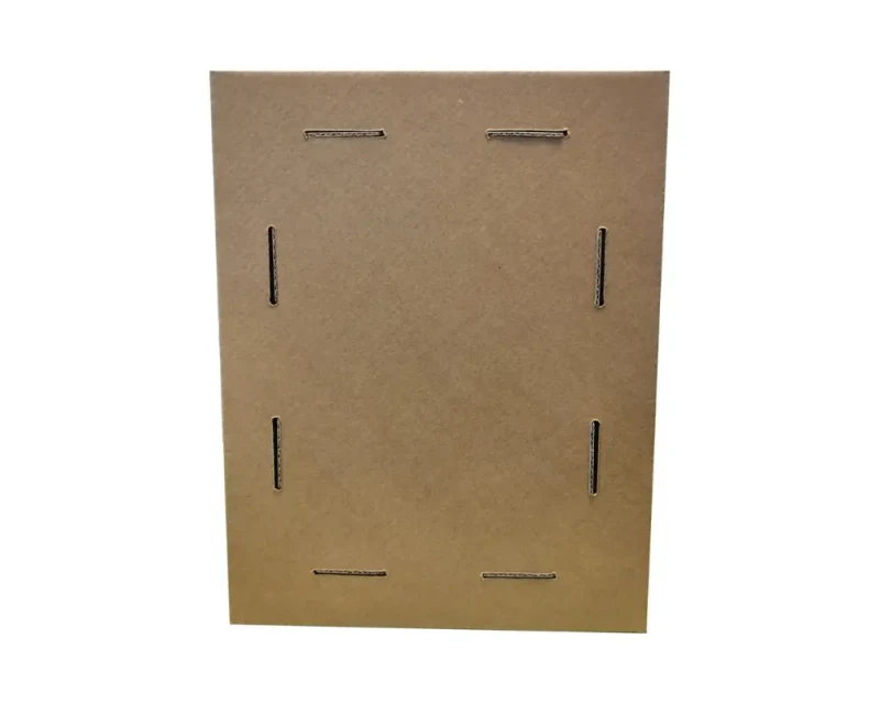 Karton ozdobny z wycięciem na wieku w kształcie choinki. Schludnie wykonany karton to idealne podkreślenie wyjątkowej zawartości. Nowatorska konstrukcja zapewni solidną ochronę zawartości oraz wygodę otwierania i zamykania opakowania.