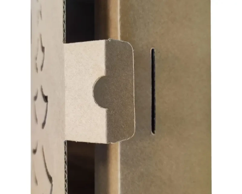 Karton ozdobny z wycięciem na wieku w kształcie choinki. Schludnie wykonany karton to idealne podkreślenie wyjątkowej zawartości. Nowatorska konstrukcja zapewni solidną ochronę zawartości oraz wygodę otwierania i zamykania opakowania.