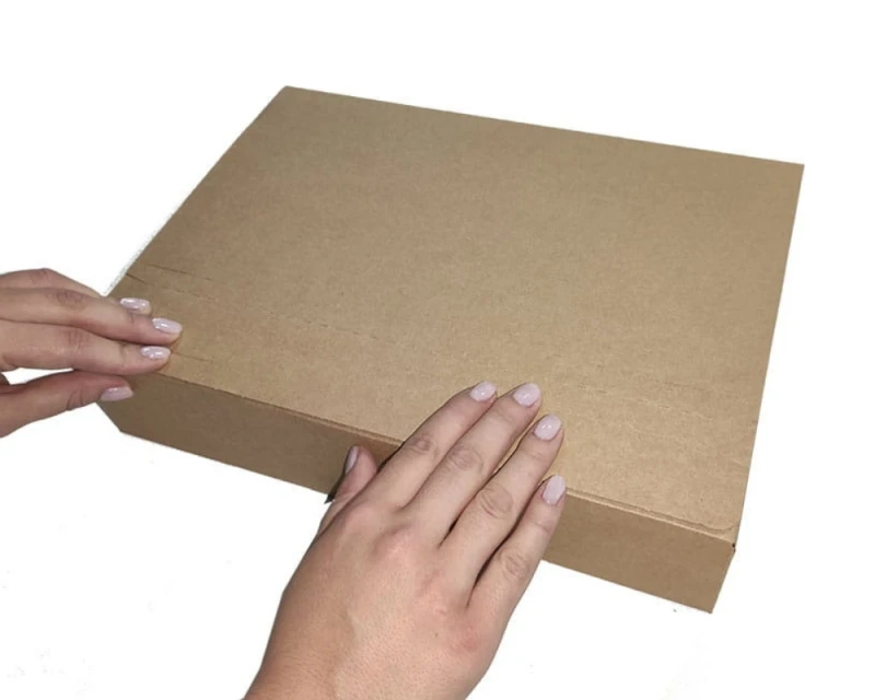 Karton o wymiarach 350x250x75mm wykonany z 3-warstwowej szarej tektury. Opakowanie posiada automatyczne dno oraz dwa paski klejowe i zrywkę.