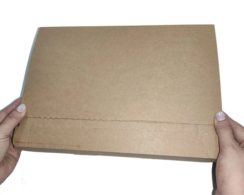 Karton o wymiarach 350x250x75mm wykonany z 3-warstwowej szarej tektury. Opakowanie posiada automatyczne dno oraz dwa paski klejowe i zrywkę.