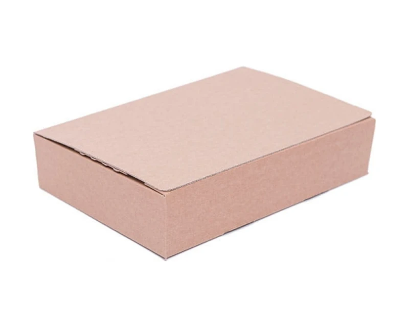 Karton o wymiarach 350x250x75mm wykonany z 3-warstwowej szarej tektury. Opakowanie posiada automatyczne dno oraz dwa paski klejowe i zrywkę.