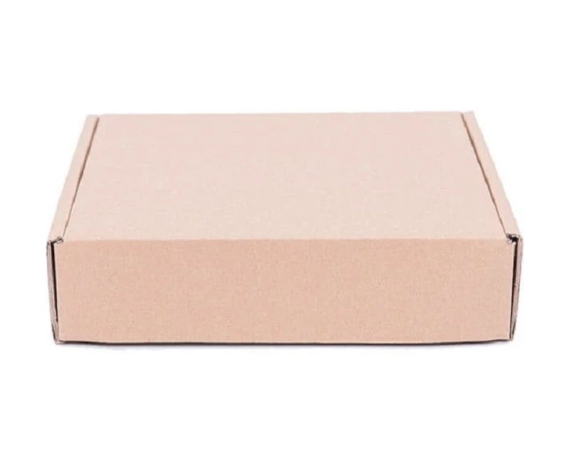 Karton fasonowy o wymiarach 175x170x70 mm, wykonany z 3-warstwowej tektury (fala B, gramatura 400 g/m²). Pudełko jest łatwe do złożenia i nie wymaga użycia taśmy czy kleju, co pozwala na szybkie i ekonomiczne pakowanie.