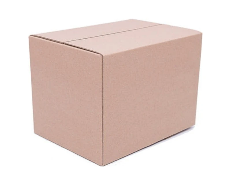 Szary karton klapowy wykonany z 3-warstwowej tektury o fali B. Karton ma dużą pojemność i proporcjonalne wymiary, co czyni go uniwersalnym rozwiązaniem do pakowania. Posiada klasyczną konstrukcje zapewniającą łatwe składanie oraz bezpieczne zamknięcie.