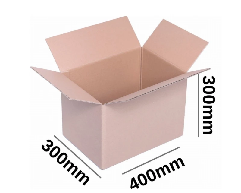 Szary karton klapowy wykonany z 3-warstwowej tektury o fali B. Karton ma klasyczną konstrukcję FEFCO 201 z czterema klapami, które zapewniają łatwe i szybkie zamknięcie. Jego proporcje wskazują na dużą pojemność.