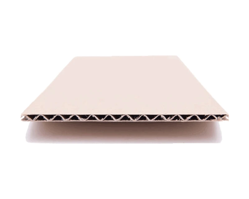 Przestronny karton klapowy o wymiarach 640x380x410 mm, wykonany z 3-warstwowej tektury (fala B) o gramaturze 410 g/m². Karton ma klasyczny szary kolor i spełnia wymagania gabarytu C paczkomatów InPost.