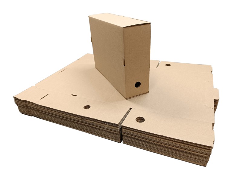 Segregator, pudełko archiwizacyjne dopasowane do formatu A4 bez nadruku. Wykonany z trójwarstwowej tektury falistej, szaro-szarej. Dostarczany na płasko do samodzielnego składania.