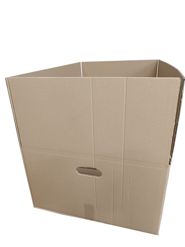 Karton klapowy o wymiarach 900x620x350 mm, wykonany z mocnej 5-warstwowej tektury (fala BC) o gramaturze 690 g/m² w standardowym szarym kolorze. Karton wyposażony jest w ergonomiczne rączki (90x30 mm) na krótszych bokach.