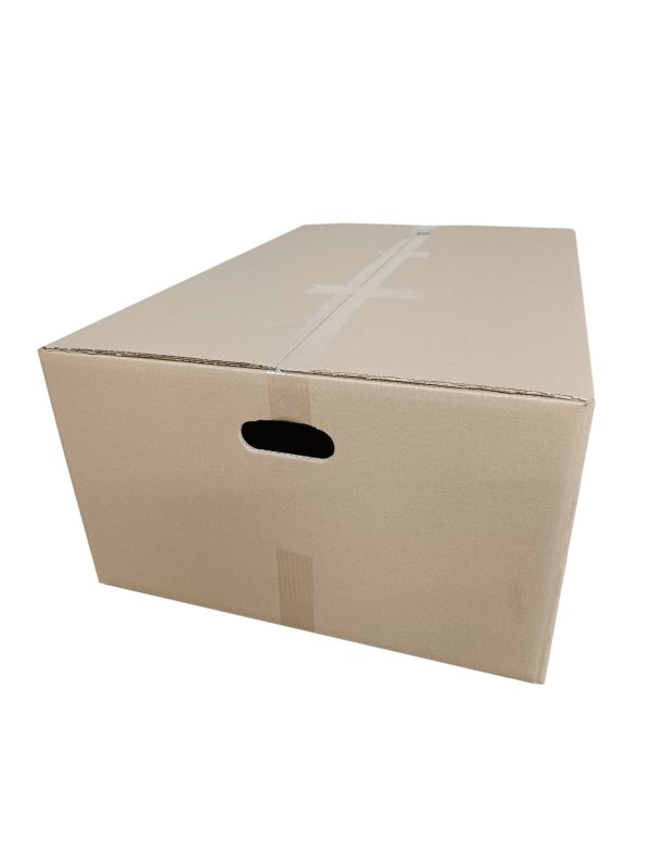 Karton klapowy o wymiarach 900x620x350 mm, wykonany z mocnej 5-warstwowej tektury (fala BC) o gramaturze 690 g/m² w standardowym szarym kolorze. Karton wyposażony jest w ergonomiczne rączki (90x30 mm) na krótszych bokach.