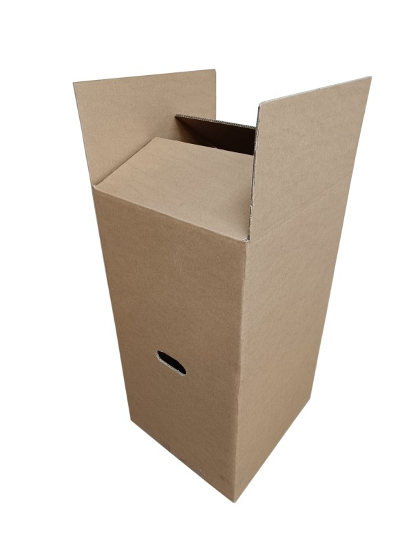 Szary karton klapowy o wymiarach 520x480x900mm. Wykonany z wyjątkowo wytrzymałej, 5-warstwowej tektury (fala BC) o gramaturze 1060 g/m². Karton jest wyposażony w praktyczne uchwyty (90x30 mm) na krótszych bokach, co ułatwia przenoszenie.