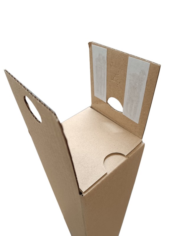 Kwadratowa tuba kartonową o wymiarach 100x100x430mm, wykonana z szarej tektur, fala B. Wyposażona w dwa paski klejowe i perforację do łatwego otwierania, umożliwia szybkie zamknięcie i wygodne użytkowanie bez dodatkowej taśmy.