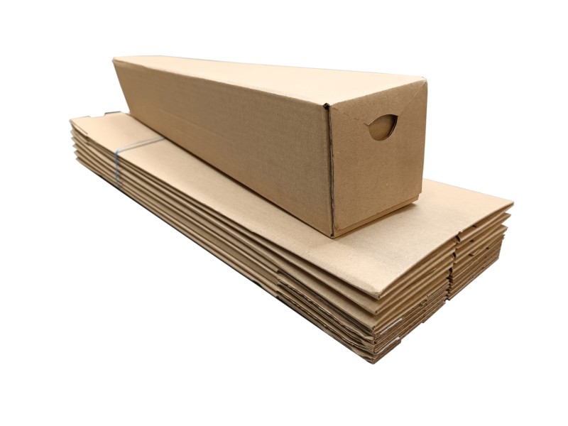 Kwadratowa tuba kartonową o wymiarach 100x100x586mm, wykonana z szarej tektur, fala B. Wyposażona w dwa paski klejowe i perforację do łatwego otwierania, umożliwia szybkie zamknięcie i wygodne użytkowanie bez dodatkowej taśmy.