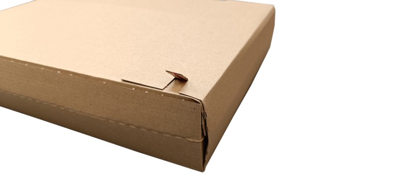 Tekturowa koperta z paskiem klejowym o wymiarach 335x250x70 mm, wykonana z 3-warstwowej tektury o fali E. Zrywka umożliwia szybkie i łatwe otwieranie bez użycia narzędzi. Gładka powierzchnia pozwala na personalizację nadrukiem.