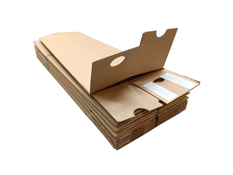 Kwadratowa tuba kartonową o wymiarach 100x100x586mm, wykonana z szarej tektur, fala B. Wyposażona w dwa paski klejowe i perforację do łatwego otwierania, umożliwia szybkie zamknięcie i wygodne użytkowanie bez dodatkowej taśmy.