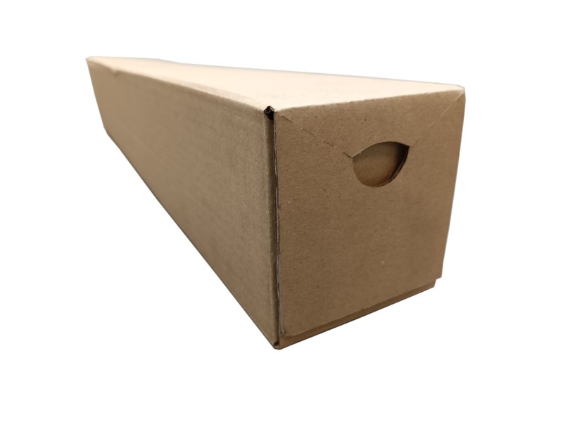 Kwadratowa tuba kartonową o wymiarach 100x100x586mm, wykonana z szarej tektur, fala B. Wyposażona w dwa paski klejowe i perforację do łatwego otwierania, umożliwia szybkie zamknięcie i wygodne użytkowanie bez dodatkowej taśmy.