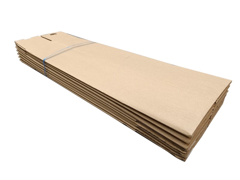 Kwadratowa tuba kartonową o wymiarach 100x100x586mm, wykonana z szarej tektur, fala B. Wyposażona w dwa paski klejowe i perforację do łatwego otwierania, umożliwia szybkie zamknięcie i wygodne użytkowanie bez dodatkowej taśmy.