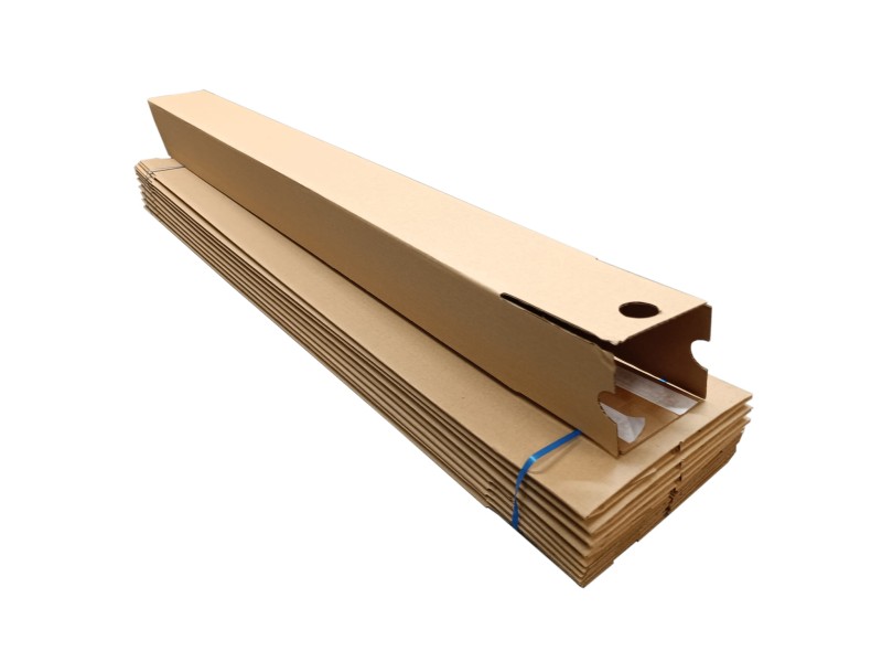 Kwadratowa tuba kartonową o wymiarach 100x100x960 mm, wykonana z szarej tektur, fala B. Wyposażona w dwa paski klejowe i perforację do łatwego otwierania, umożliwia szybkie zamknięcie i wygodne użytkowanie bez dodatkowej taśmy.