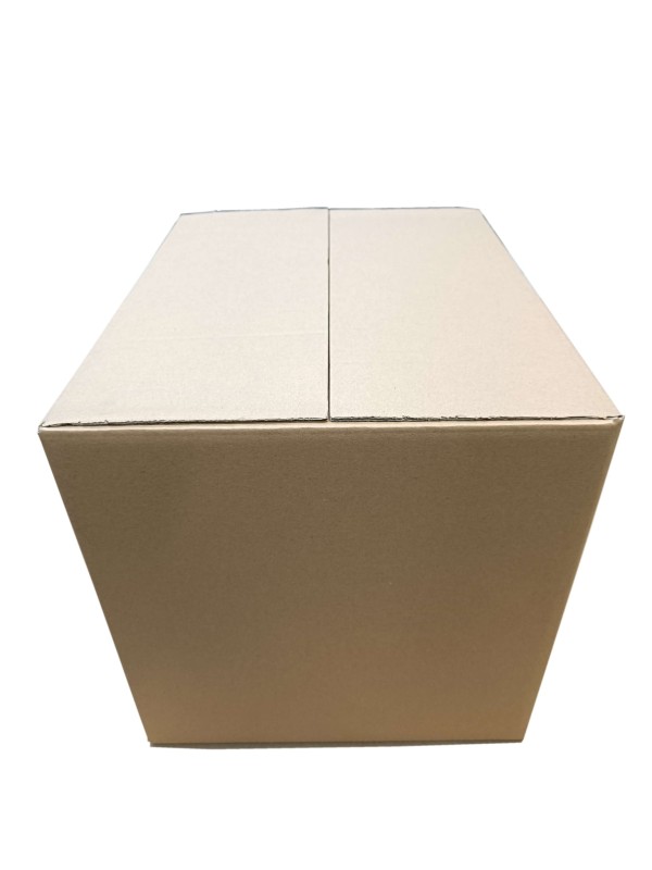 Szary karton klapowy o wymiarach zewnętrznych 525x420x425 mm, wykonany z 5-warstwowej tektury falistej (fala BC) o gramaturze 595 g/m². Ma klasyczny dużą pojemność, idealną do przechowywania oraz transportu większych przedmiotów.