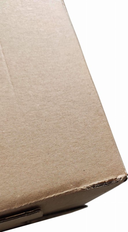Karton e-commerce o wymiarach 295x197x200mm wykonane z szarej pięciowarstwowej tektury falistej (fala EB, gramatura 686 g/m²). Posiada automatyczne dno, na górnej klapie są dwa paski klejowe i zrywkę. W lewym dolnym rogu jest nadruk symbolu PAP20.