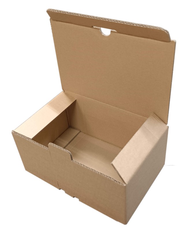 Karton fasonowy o wymiarach 325x205x135mm, wykonany z szarej tektury BC o gramaturze 665 g/m² z zewnętrznym kraftem. Kartno jest łatwy do składania i użytkowania.