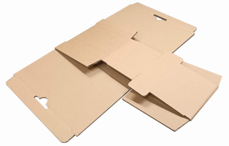 Karton fasonowy o wymiarach 325x205x135mm, wykonany z szarej tektury BC o gramaturze 665 g/m² z zewnętrznym kraftem. Kartno jest łatwy do składania i użytkowania.