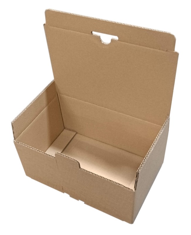 Karton fasonowy o wymiarach 325x205x135mm, wykonany z szarej tektury BC o gramaturze 665 g/m² z zewnętrznym kraftem. Kartno jest łatwy do składania i użytkowania.