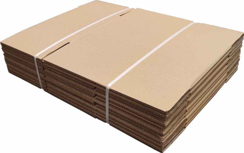 Szary karton klapowy wykonany z pięciowarstwowej tektury o fali BC. Opakowanie posiada solidną konstrukcje FEFCO 201. Karton ma prostokątny kształt i kompaktową wysokość.