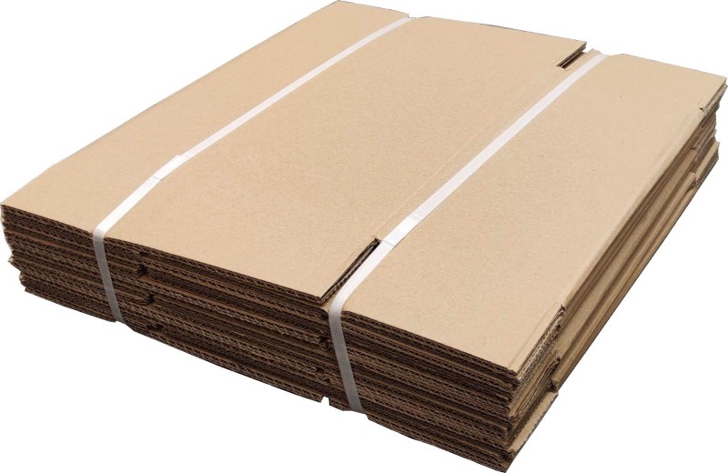 Szary karton klapowy o wymiarach 325x215x360mm, wykonany z 5-warstwowej tektury falistej (fala BC) o gramaturze 640 g/m². Dzięki solidnej konstrukcji F201 doskonale sprawdzi się do transportu i przechowywania cięższych lub bardziej wymagających produktów.