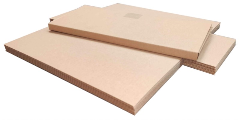 Tekturowa owijka o wymiarach 400x160x15 mm, wykonana z 3-warstwowej tektury falistej typu B o gramaturze 360 g/m². Opakowanie fasonowe typu rollbox (standard F401) łatwe do złożenia i zapewnia solidną ochronę przesyłek.