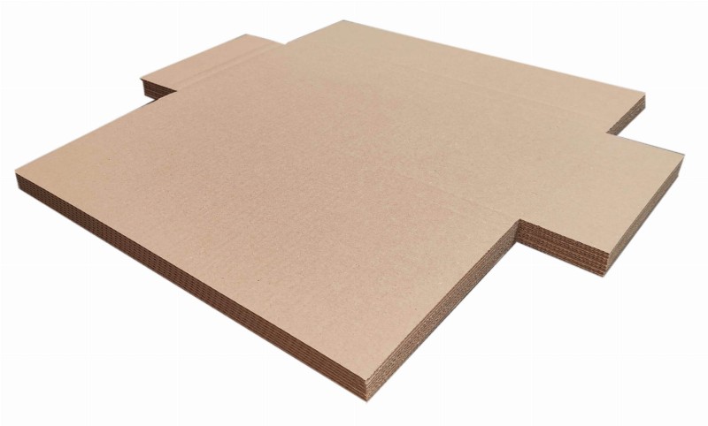 Tekturowa owijka o wymiarach 400x160x15 mm, wykonana z 3-warstwowej tektury falistej typu B o gramaturze 360 g/m². Opakowanie fasonowe typu rollbox (standard F401) łatwe do złożenia i zapewnia solidną ochronę przesyłek.