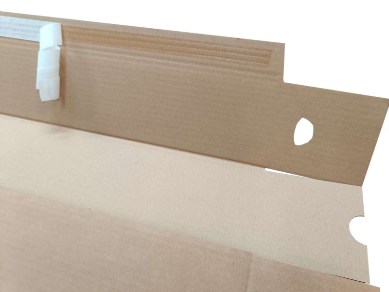 Kwadratową tubę kartonową o wymiarach 100x100x1200 mm, wykonaną szarej tektury o fali B i gramaturze 410 g/m². Wyposażona w paski klejowe i perforację do łatwego otwierania, pozwala na szybkie zamknięcie i wygodne użytkowanie bez dodatkowej taśmy.