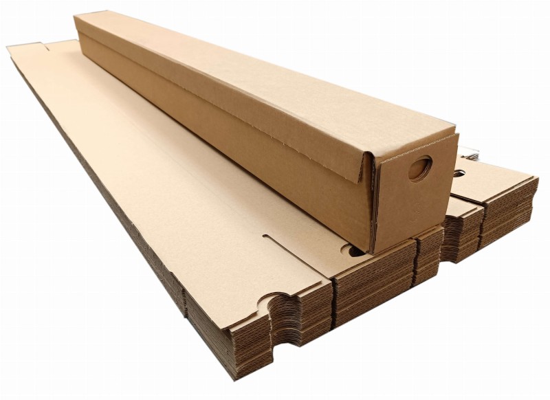 Kwadratową tubę kartonową o wymiarach 100x100x1200 mm, wykonaną szarej tektury o fali B i gramaturze 410 g/m². Wyposażona w paski klejowe i perforację do łatwego otwierania, pozwala na szybkie zamknięcie i wygodne użytkowanie bez dodatkowej taśmy.